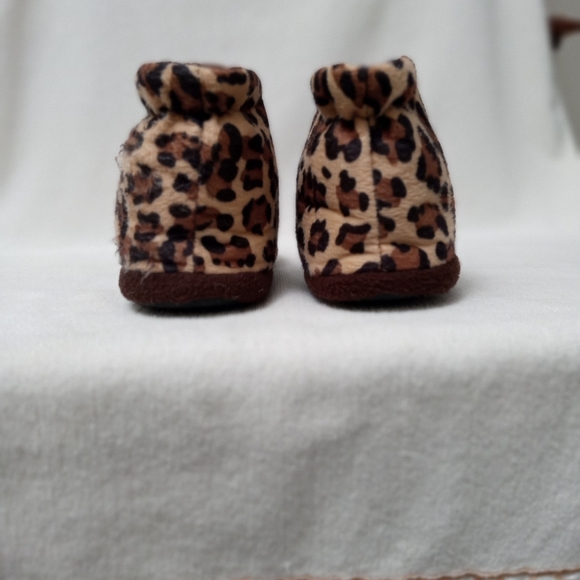 Leopard pattern front zip up house slipper. - Picture 3 of 6